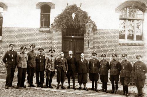 Rok ok. 1930 - Nadleśniczy Franciszek Piasek (szósty od lewej) wraz z administracją Nadleśnictwa Promno